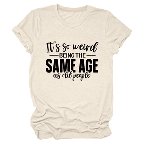 Détail des manches retroussées et texte imprimé sur t-shirt beige à col rond
