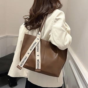 Vintage braune Leder-Tote-Bag mit modischem Buchstabengurt für Damen im Herbst