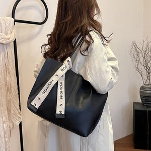 Minimalistische große schwarze Leder-Shopper-Tasche mit stilvollem Band für den Alltag