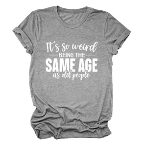 Détail d'un t-shirt gris en coton avec imprimé slogan blanc et finitions aux manches