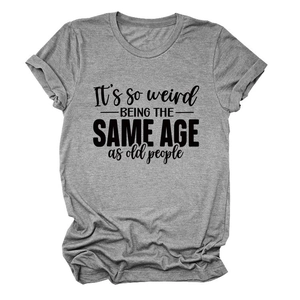 Gros plan sur t-shirt gris en coton avec texte It's so weird BEING THE SAME AGE AS OLD PEOPLE