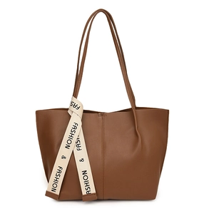 Braune Shopper Tasche aus Leder mit dekorativem Modeband und schlichten Schultergurten