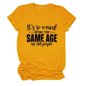 Détail d'un t-shirt jaune en coton avec une impression textuelle artistique noire