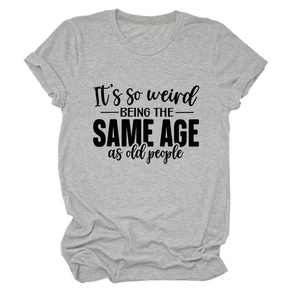 Détail d'un t-shirt gris à manches courtes avec impression de texte noir humour