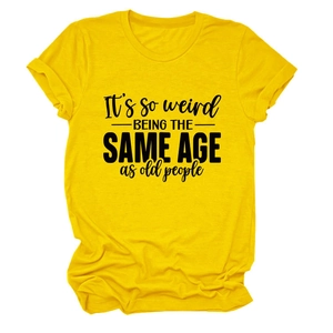 Détail du t-shirt jaune avec imprimé humoristique et col rond à bord-côte classique