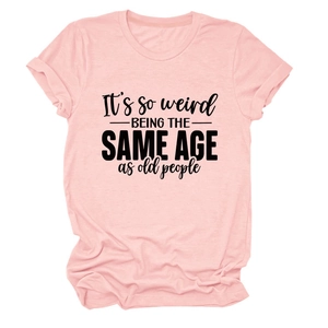 Détail du t-shirt rose en coton avec texte It's so weird BEING THE SAME AGE AS OLD PEOPLE