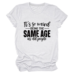 Détail d'un t-shirt en coton avec slogan humoristique noir imprimé sur tissu blanc