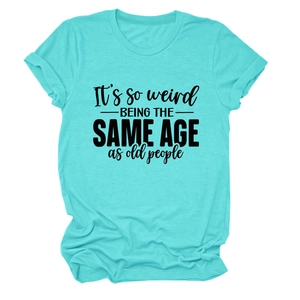 Détail des manches retroussées et de l'imprimé graphique sur ce t-shirt turquoise