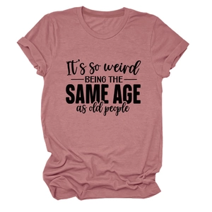 Vue détaillée du t-shirt col rond vieux rose avec lettrage noir imprimé à plat