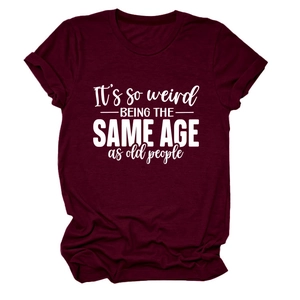 Détail de l'imprimé humoristique sur t-shirt bordeaux en coton à manches courtes et col rond