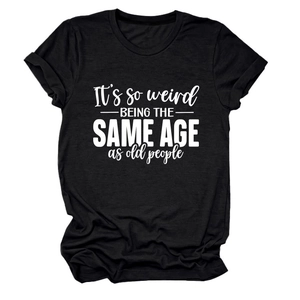 Détail d'un t-shirt noir en coton avec slogan blanc imprimé au design minimaliste