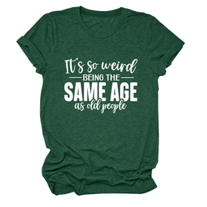 Détail montrant la texture du coton et le slogan blanc sur le t-shirt vert foncé