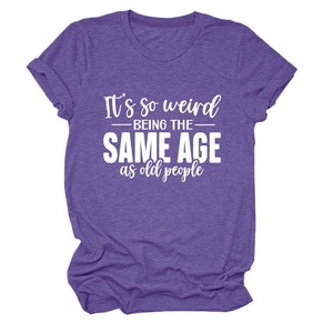 Détail d'un t-shirt violet avec slogan blanc imprimé et revers aux manches