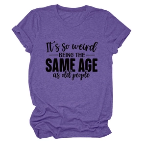 Détail d'un t-shirt violet chiné avec un slogan graphique noir imprimé et un col rond