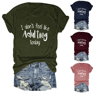 Detailansicht der Baumwoll-T-Shirts in vier Farben mit I don't feel like Adulting Spruch