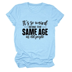 Gros plan d'un t-shirt en coton bleu clair avec slogan noir imprimé sur fond blanc