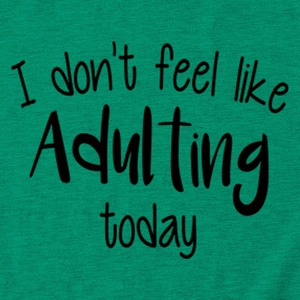 Detail eines grünen Baumwoll-T-Shirts mit schwarzem I don't feel like Adulting today Print