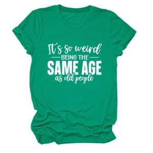 Détail du t-shirt vert en coton avec imprimé slogan blanc et revers aux manches courtes