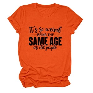 Détail d'un t-shirt orange vif à col rond avec slogan noir et revers aux manches