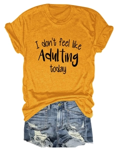 Flachbild von Damen-T-Shirt in Senfgelb und zerrissenen Denim-Shorts mit Text