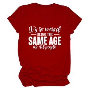 Détail à plat du t-shirt en coton rouge foncé avec imprimé blanc 'It's so weird'