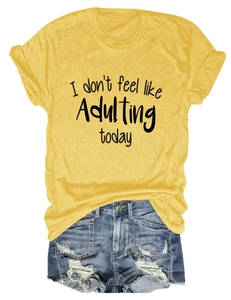Flachbild-Detail des senfgelben Slogan-T-Shirts und der destroyed Denim-Shorts-Kombi