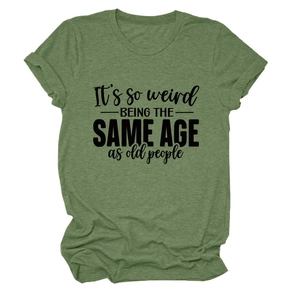 Détail d'un t-shirt vert à col rond avec impression de slogan noir humoristique