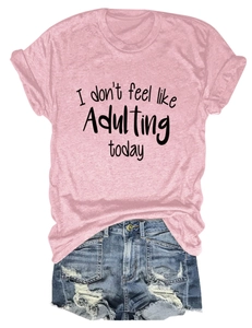 Detail eines rosa T-Shirts mit I don't feel like Adulting today Print und zerrissenen Shorts