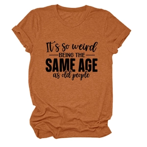 Détail du t-shirt en coton mélangé caramel avec slogan imprimé en texte artistique noir