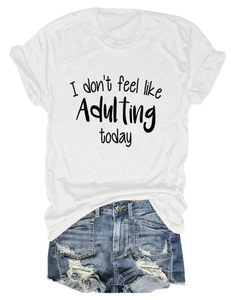 Detail von weißem T-Shirt mit schwarzem Spruch und destroyed Jeans-Shorts