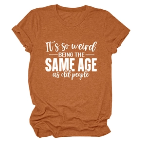 Détail d'un t-shirt orange rouille avec texte blanc et revers de manches roulés