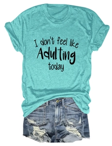 Detail eines minzgrünen T-Shirts mit I don't feel like adulting today Spruch und Jeansshorts