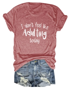 Detailansicht des ziegelroten T-Shirts mit Textaufdruck und blauen Denim-Shorts im Set