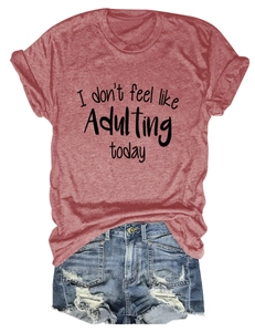 Flachbild von lässigem rotem Kurzarm-T-Shirt mit Slogan und destroyed Denim-Shorts