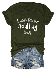 Flachbild von armee-grünem T-Shirt mit Aufdruck und dazu passenden Denim-Shorts im Set