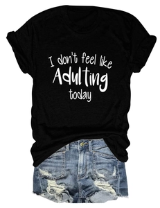 Flachbild eines schwarzen T-Shirts mit Spruch und Jeansshorts im lässigen Sommerlook