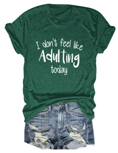 Detail eines grünen T-Shirts mit I don't feel like Adulting today Spruch und Denim-Shorts