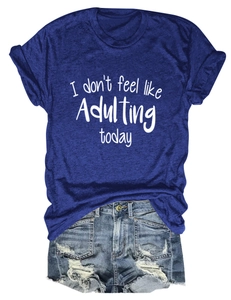 Detail eines marineblauen T-Shirts mit Spruch und Destroyed-Jeans-Shorts für Damen im Set