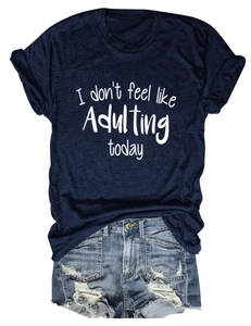 Detail eines navyblauen T-Shirts mit Spruch und dazu passende Denim-Shorts mit Rissen