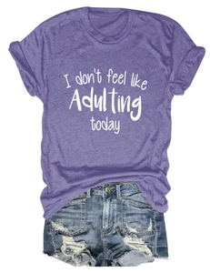 Detail eines lila Baumwoll-T-Shirts mit dem weißen Text I don't feel like Adulting today