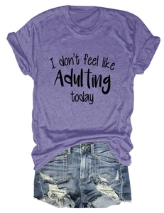 Detail eines lila Baumwoll-T-Shirts mit Textdruck und distressed blauen Denim-Shorts