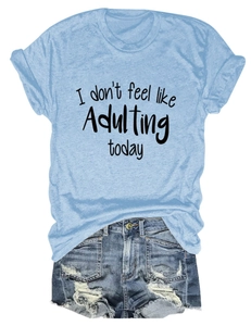 Flatlay-Ansicht: Hellblaues T-Shirt mit Aufdruck und dazu passende destroyed Denim-Shorts