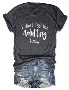 Detailansicht der Distressed-Denim-Shorts und Slogan-Aufdruck auf grauem Baumwoll-T-Shirt