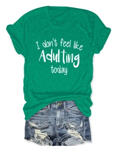 Flachliegendes grünes Baumwoll-T-Shirt mit dem Schriftzug 'I don't feel like Adulting today'