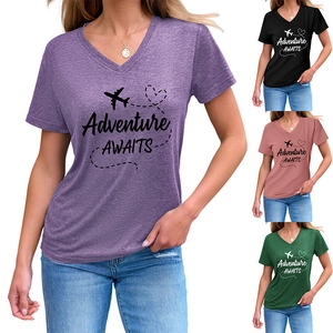 Détails du t-shirt à col en V avec motif Adventure AWAITS en violet, noir, rouge et vert