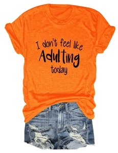 Detail eines orangenen T-Shirts mit Spruch und blauen Denim-Shorts im Used-Look für Damen