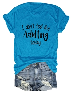 Flachbild von blauem Baumwoll-T-Shirt mit Spruch-Aufdruck und dazu passenden Denim-Shorts