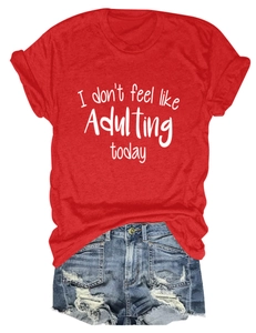 Rotes Baumwoll T-Shirt mit Aufdruck und zerrissenen Jeans-Shorts in flacher Ansicht