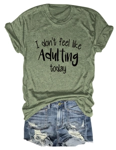 Flachbild von meliertem grünem T-Shirt mit Aufdruck und ausgefransten Denim-Shorts