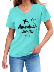 Détail du t-shirt à col en V en coton avec texte Adventure Awaits et motif d'avion
